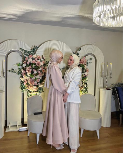 Hijabi Engagement, Kateb Kitab, Turkish Engagement, Engagement Dress Hijab, Hijab Engagement, Engagement Party Photo Ideas, Soiree Outfit, Engagement Dinner, Bride Dress Simple