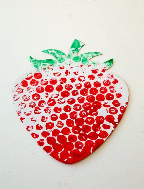 Bubble Wrap Printed Fruit & Veg - In The Playroom Strawberry Craft, Bubble Wrap Crafts, Craft Ideas For Preschoolers, Strawberry Crafts, Vegetable Crafts, Ideas For Preschoolers, Fruit Crafts, Red Crafts, Strawberry Art