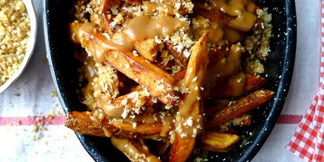 Newfoundland Fries Poutine Recipe, Fries Recipes, Newfoundland Recipes, Rock Recipes, Beef Gravy, Food Network Canada, Canadian Food, Fries Recipe, Poutine