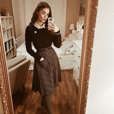 lready shared a pic of this outfit, I know, but I like it 🤷🏻‍♀️🧡 I'm going to watch "Miracle on 34th Street" with Maureen O'Hara and the Dark Academia Fashion Women, Dark Academia Fashion Aesthetic, Style Vintage Outfits, Dark Academia Aesthetic Outfit, Dark Academia Outfits, Dark Academia Outfit, Fashion Dark, Academia Outfits, Boho Styl