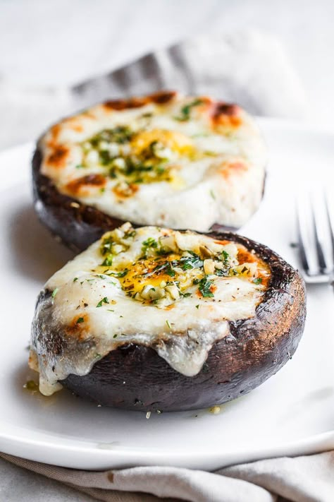 Cheesy Stuffed Portobello Mushrooms - A low carb, keto-friendly breakfast that's totally addicting. Portobello Recipes, Portabella Mushrooms Recipes, Mushroom Cheese, Mushroom Breakfast, Stuffed Portobello Mushrooms, Portobello Mushroom Recipes, Cheese Keto, Stuffed Portobello, Stuffed Mushroom