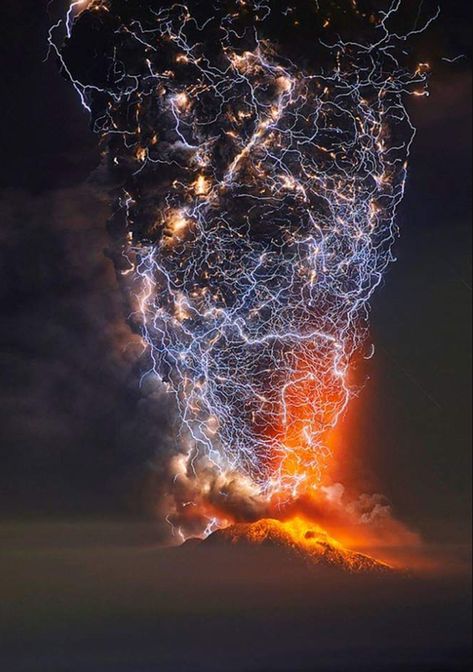 Volcano Lightning, Time Lapse Photo, Lightning Photography, Erupting Volcano, Long Exposure Photos, Check Mark, Wild Weather, Lightning Storm, Lightning Strikes