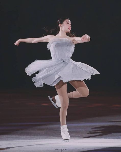 Figure Skating Yuna Kim, Kim Yuna Skating, Yuna Kim Skating, Figure Ice Skates, Yuna Kim, Figure Skating Outfits, Kim Yuna, Ice Skating Outfit, Skating Aesthetic