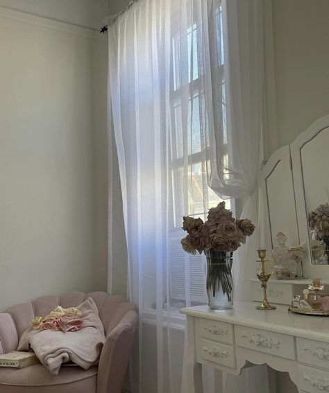 Light Feminine Room, Feminine Room Aesthetic, Feminine Room, Parisian Home Decor, Light Feminine, Coquette Room, Desk Inspo, Princess Room, Pretty Room