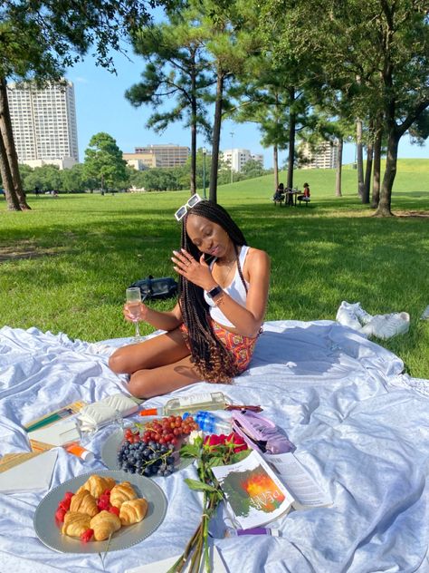 outdoor picnic Birthday Picnic Outfit Ideas, Picnic Selfie Ideas, Picnic Themed Photoshoot, Picnic Photo Shoot Ideas, Black Woman Picnic, Picnic Date Pictures, Solo Picnic Aesthetic, Picnic Shoot Photo Ideas, Picnic Picture Ideas Instagram