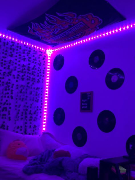 Record Room Decor, Room Ideas Led Lights, Vibey Room Decor, Vibey Room Aesthetic, Security Room, Vibey Room, Dark Rooms, Record Room, Diy Room Decor For Teens