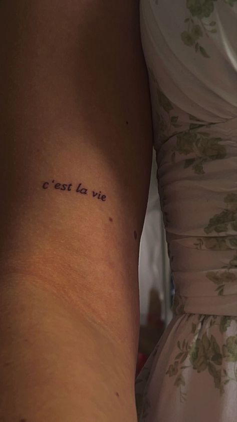 Tattoo c’est la vie Tattoo Ideas Female Pictures, Dainty Girl Tattoos, Small Tattoo For Parents, Flaws And Sins Tattoo, Grudge Tattoos, Rita Core, Bro Tattoos, Kule Ting, Tato Jari