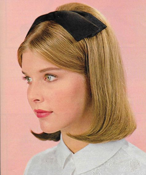 Just Seventeen Vintage Seventeen Magazine, Christmas Fashion Photography, The London Look, Just Seventeen, London Look, Retro Beauty, Chin Length Hair, Halloween Wigs, Seventeen Magazine