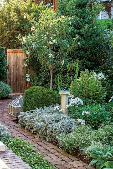 Small Space Garden, Big Impact. #garden #gardening #gardendecor #gardenideas #gardendecoration #backyard Country Garden Decor, Moon Garden, Have Inspiration, The Secret Garden, Garden Pathway, Small Space Gardening, Garden Tours, White Gardens, Garden Features