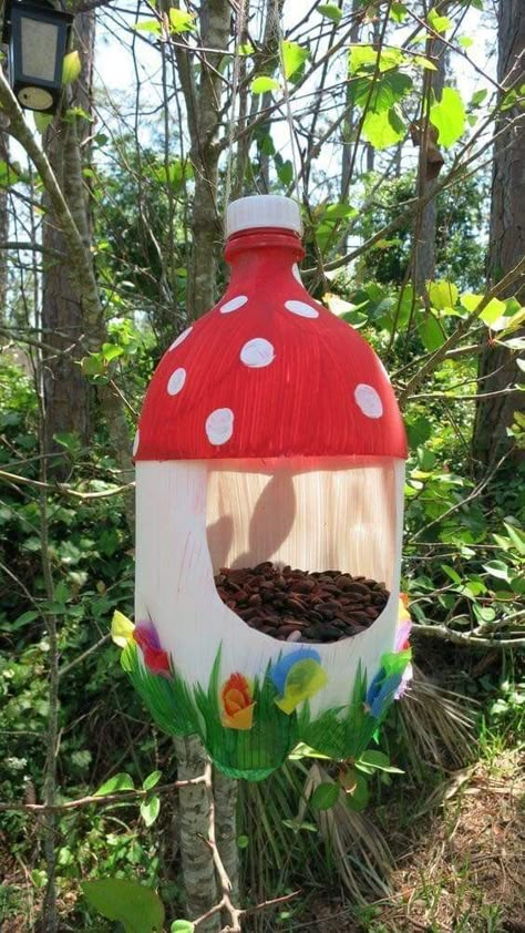 Bird Houses From Plastic Bottles, Bird Feeders Diy Homemade, Bird Houses Diy Easy, Bird Feeders Diy, Bird Feeder Craft, Feed The Birds, Homemade Bird Feeders, Plastic Bottle Flowers, Diy Bird Feeder