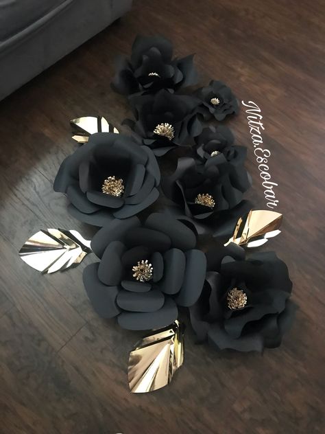 🖤🖤🖤 Black Paper Flowers Diy, Blue And Black Floral Arrangements, Black Paper Flowers, Golden Decoration, Paper Flower Decor, Large Paper Flowers, Paper Flower Crafts, Paper Flower Template, Paper Flower Backdrop