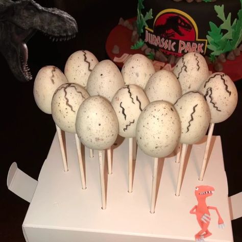 786•916•0012 on Instagram: “#edibledinosaureggs #cakepops 🥚” Dino Egg Cake Pops, Dinosaur Cake Pops Boys, Dino Cakepops, Dino Cake Pops, Dinosaur Cake Pops, Dinosaur Birthday Party Food, Dinosaur Cakes, Dinosaur Birthday Party Decorations, Dino Cake