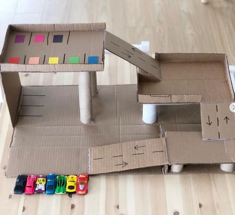 Diy With Cardboard, Construction Garage, Diy Toys Car, Diy Cardboard Toys, Toy Car Garage, Car Activities, Cardboard Car, Cardboard Diy, Toy Garage