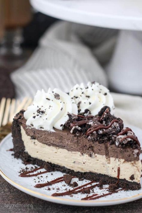 No-Bake Mudslide Pie Braided Pie Crust, Mocha Fudge, Baileys Cheesecake, Fudge Pie, Oreo Cookie Crust, Homemade Pudding, Mudslide, Boozy Desserts, Chocolate Graham Crackers