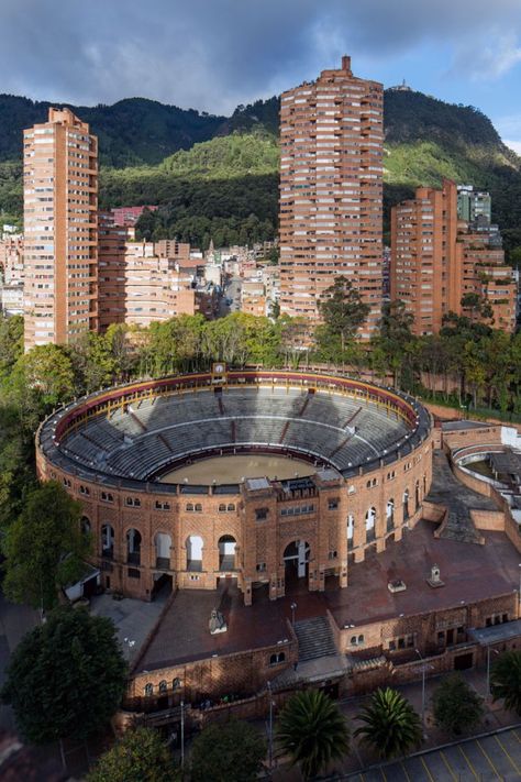 Rogelio Salmona. 'Torres del Parque Residencial Complex, Bogotá, Colombia' 1964-197 Latin American Architecture, International Style Architecture, Healthcare Architecture, Construction Architecture, Architecture Wallpaper, Latin American Art, American Architecture, In Construction, City Landscape