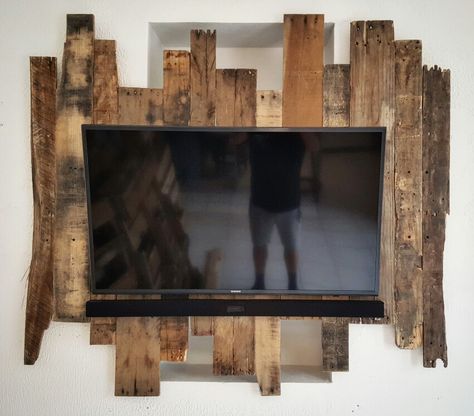 Homemade pallet tv wall mount ! .. pallet surround .. 40 inch 4k samsung with samsung soundbar mouted on my pallet backdrop Pallet Tv Wall, Rustic Tv Wall, Hidden Cords, Diy Tv Stand Ideas, Barn Door Diy, Tv Wall Design Ideas, Tv Stand Ideas, Pallet Backdrop, Pallet Tv