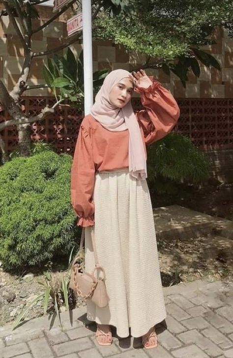 Light orange shirt with beige skirt and light brown accessories ( bag, heals ) and pink hijab 🛍 Shirt And Skirt Outfit Hijab, Beige Skirt Outfit Hijab, Peach Skirt Outfit, Chiffon Skirt Outfit, Cream Skirt Outfit, Pink Hijab Outfit, Beige Skirt Outfit, Season Analysis, Outfit Ideas Hijab