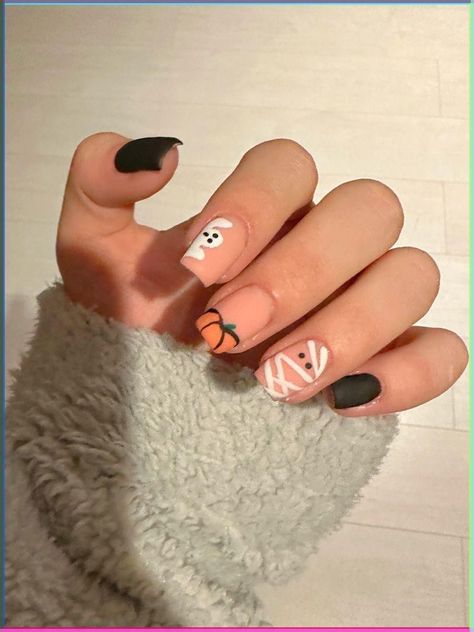 Halloween Nails Easy Simple Short, Scary Nails Short, Nails For Halloween Short, Short Gel Nail Designs Halloween, Extra Short Halloween Nails, Halloween Nail Inspo Short Nails, Simple Halloween Nails Short Square, Halloween Nails Short Nails, Halloween Nails Ideas Short