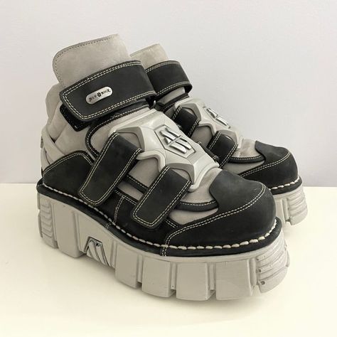 Y2k Shoes, Dr Shoes, Outfit Ideas For Women, Metallic Sneakers, Funky Shoes, Shiny Clothes, Girly Shoes, New Rock, Aesthetic Shoes