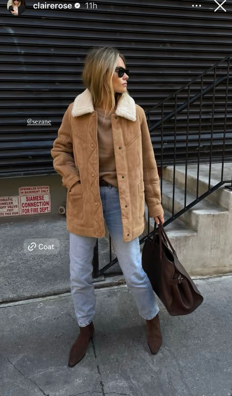 Suede Biker Jacket Outfit, Ideas Outfit Invierno, Beige Short Coat, Biker Jacket Outfit Women, Biker Jacket Outfit, Boots Grunge, Claire Rose, Suede Biker Jacket, Jacket Outfit Women