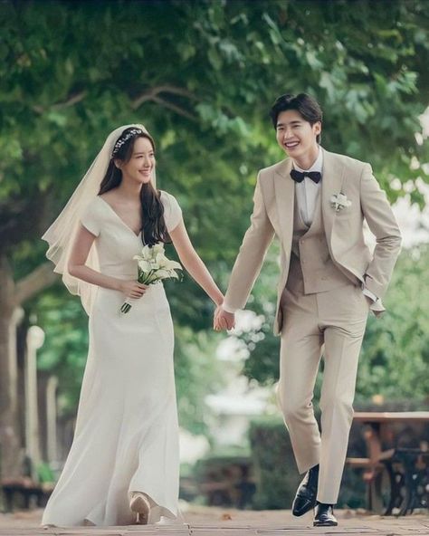 Korean Wedding Photos, Korean Couple Photoshoot, Korean Wedding Photography, Foto Wedding, Wedding Photoshoot Poses, Korean Wedding, Jong Suk, Korean Couple, Lee Jong Suk