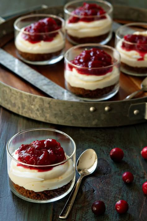 If you love cranberry sauce, you'll definitely want to add these mini cheesecakes to your Thanksgiving menu. Mini Thanksgiving Desserts, Cranberry Orange Cheesecake, Thanksgiving Desserts Pumpkin, Thanksgiving Desserts Kids, Desserts Pumpkin, Desserts Pie, Desserts Apple, Pumpkin People, Cranberry Cheesecake