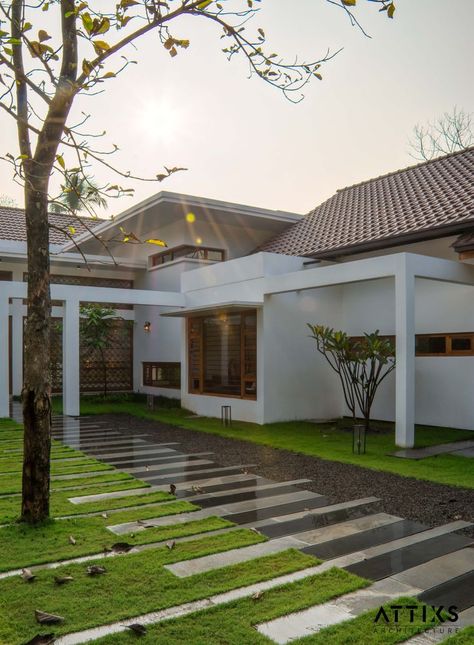 Modern Tropical House, Tropical House Design, Japanese Style House, Indian Home Design, Courtyard Design, Latest House Designs, Modern Bungalow House, Kerala House Design, House Design Pictures