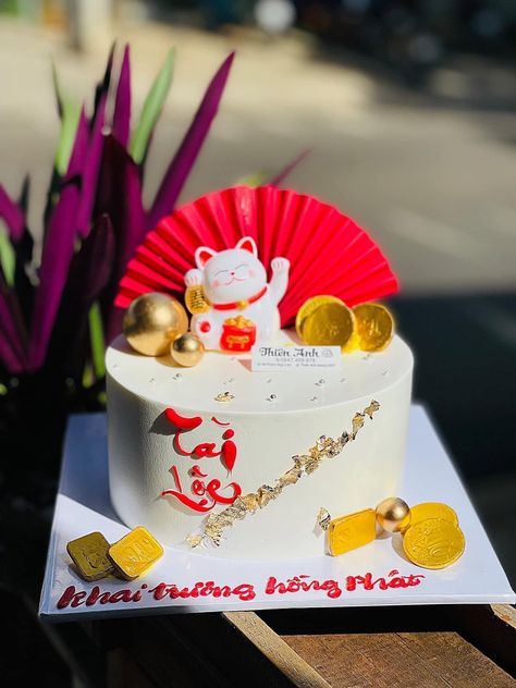 Cat Birthday Party Ideas, Chinese New Year Cake, Chinese Cake, Asian Party, Asian Cake, Cat Cake Topper, Chinese New Year Party, Dragon Cake, New Year's Cake