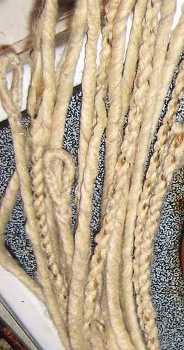 Diy Faux Dreadlocks, Yarn Extensions Diy, Diy Yarn Hair Extensions, Dread Tutorial, Dreadlock Tutorial, Diy Yarn Dreads, Diy Synthetic Dreads How To Make, Diy Yarn Dreads How To Make, Yarn Dreads Diy Faux Locs