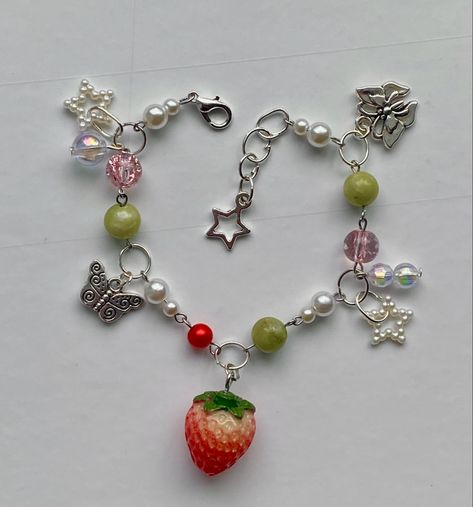 Beaded Charm Bracelets Diy, Kawaii Friendship Bracelet, Friendship Bracelets Strawberry, Strawberry Charm Bracelet, Diy Jewelry Aesthetic, Friendship Bead Bracelets, Charm Bracelet Ideas, Friendship Bracelets Beads, Pretty Beaded Jewelry