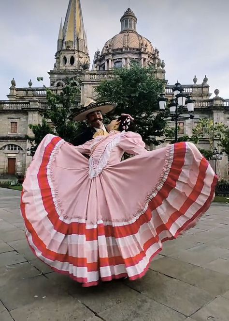 Pink Mexican Aesthetic, Folklorico Aesthetic, Hispanic Fashion, Folklorico Dresses, Mexican Quinceanera, Mexican Quinceanera Dresses, Traditional Mexican Dress, Ballet Folklorico, Chicana Style