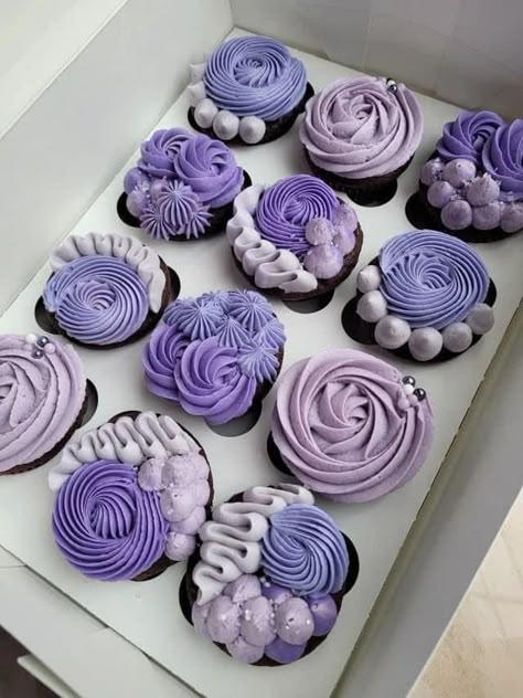 Chocolate Cupcakes Purple Frosting, Purple Cupcake Decorating Ideas, Lavender Themed Cupcakes, Cupcake Designs Purple, Purple Birthday Treats, Lilac Cupcakes Lavender, Shades Of Purple Cupcakes, Purple Aesthetic Cupcake, Purple Cupcakes Ideas Simple