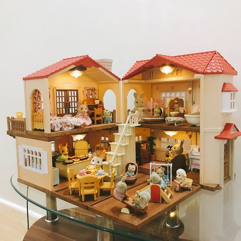 Dollhouse Sylvanian Families, Calico Critters Strawberry, Sylvanian Families House Ideas, Aesthetic Sylvanian Families, Sylvanian Family House, Calico Critters House Ideas, Calico Critter House, Calico Critters Dollhouse, Calico Critters Aesthetic