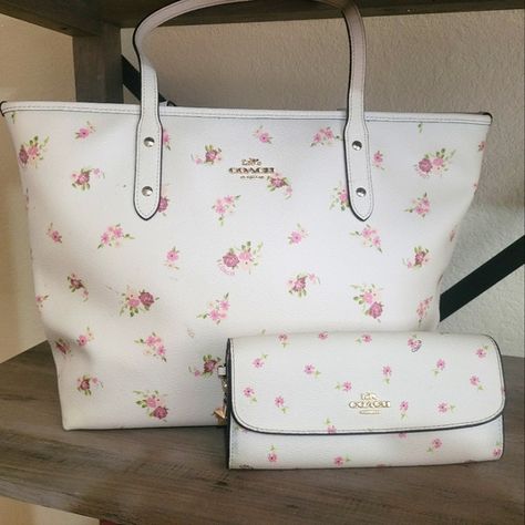 Medium Coach purse Purses For School, 16 Birthday Wishlist, School Purse, Affordable Purses, 6th Form, Swag Bags, Bags For School, Fashion Design Ideas, Jeans For Girls