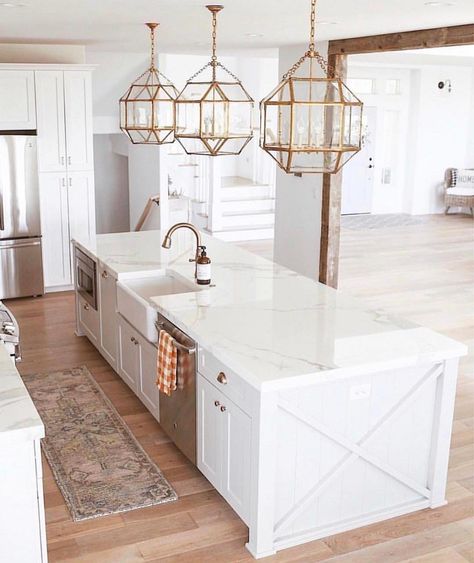 Add A Kitchen Island, White And Light Brown Kitchen, Countertops Farmhouse, Small Kitchen Design Layout, Minimalistic Kitchen, Gold Lights, Kitchen Design Gallery, Kitchen Design Pictures, Desain Pantry