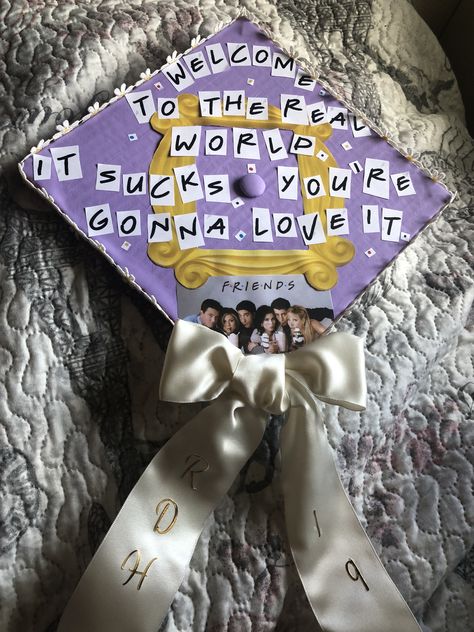 Miraculous Ladybug Graduation Cap, Graduation Cap Friends Tv Show, Friends Themed Graduation Cap, Graduation Cap Designs Friends Tv Show, High School Cap Ideas, Matching Graduation Caps Couples, Undergrad Graduation Cap, Graduation Cap Designs Friends, Best Friend Grad Caps