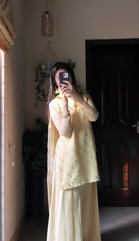 Suit For Party Women, Pakistani Eid Dress Ideas, Desi College Outfits, Suit Designs Pakistani, Sharechat Dp, Eid Dress Ideas, Pakistani Suits Party Wear, Eid Fits, Party Wear Pakistani