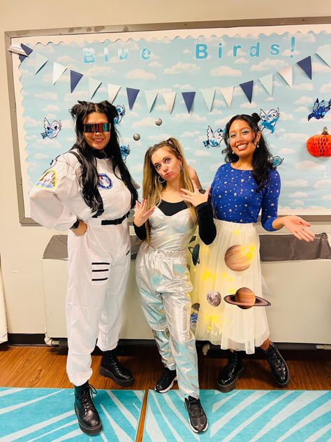 Outer Space Spirit Week Outfit, Space Day At School Dress Up, Outer Space Party Outfit, Space Themed Costumes Women, Career Costumes For Women, Space Costumes Family, Science Teacher Costume Ideas, Science Teacher Halloween Costumes, Astronaut Barbie Costume