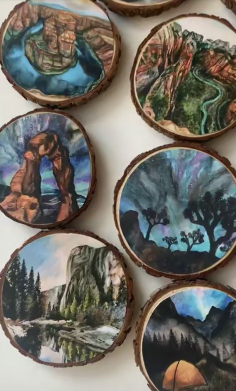 Painting Ideas On Wood Easy, Circle Wood Painting Ideas, Wood Circle Painting, Wood Slice Painting Ideas, Painting On Wood Slices, Wood Painting Ideas, Circle Paintings, Drawing On Wood, Wood Slice Painting