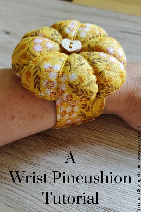 How To Make A Wrist Pincushion Revisited - Tea and a Sewing Machine Diy Pin Cushion Easy, Diy Pin Cushion Tutorial, Wrist Pincushion, Diy Pincushion, Diy Pin Cushion, Pincushion Tutorial, Needle Cushion, Cushion Tutorial, Pin Cushions Patterns