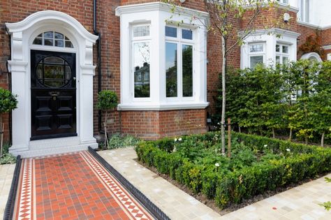 Box hedging and box balls are used to create an air of formality and sophistication for the front garden of this Victorian property in West Putney, South West London. The Victorian tessellated path runs through the middle of the garden … Terraced House Front Garden, Victorian Front Garden, Small Front Gardens, Victorian Terraced House, Victorian Gardens, Front Gardens, Backyard Garden Landscape, Front Garden Design, Victorian Garden