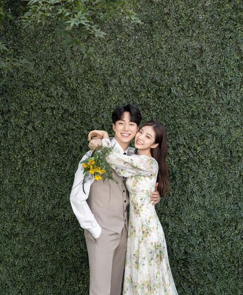 Garden Prewedding, Pre Wedding Photoshoot Outfit, Pre Wedding Photoshoot Outdoor, Bride Shower, Studio Photography Poses, Korean Wedding, Cute Couple Outfits, Modern Couple, Pre Wedding Photos