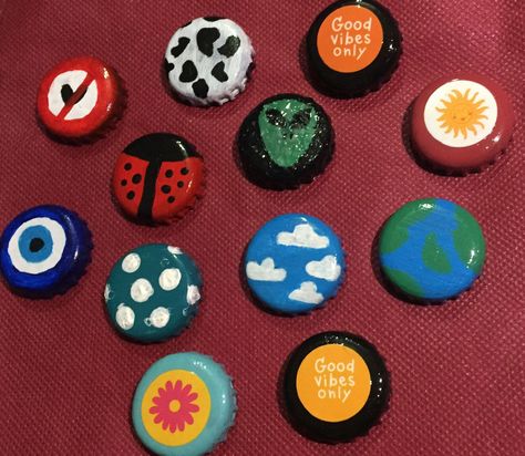 Bottle Cap Pins Diy Ideas, Painting On Bottle Caps, Painting Bottle Caps, Bottle Cap Painting Ideas, Bottle Cap Pins Diy, Diy Pins Buttons, Pin Ideas Button Diy, Bottle Cap Painting, Painted Bottle Caps