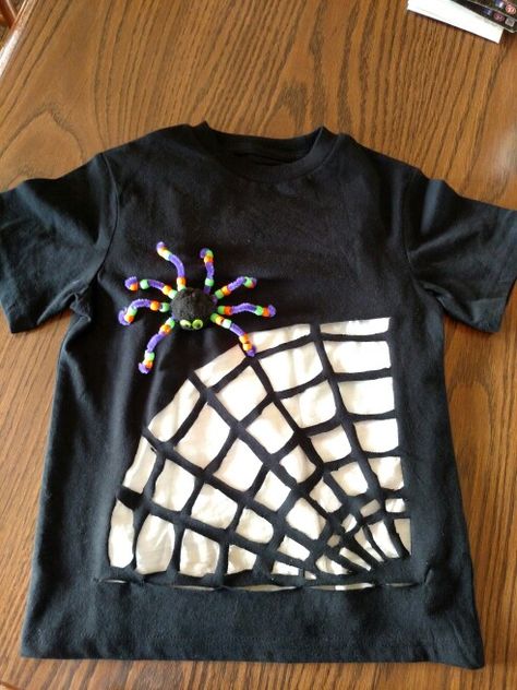 Halloween spider web tshirt. Spider Web Tshirt Diy, Spider Outfit Ideas, Halloween Tshirt Diy, Halloween Cut Outs, Fiesta Halloween, Halloween Jokes, Spooky Spiders, Simple Toys, Halloween Spider Web