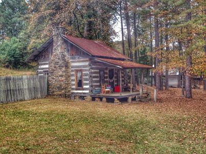 rustic cabin Large Log Cabin, Homestead Cabin, Wooden Homes, Log Cabin Exterior, Log Cabin Sheds, Old Cabins, Log Cabin Living, Rustic Homes, Barn Houses