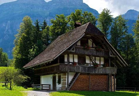 An 18th-century Stöckli from the Canton of Bern. A Stöckli is a secondary farm home that houses an older generation or servants. This example, now at the Swiss Open-Air Museum Ballenberg, is used as a bread bakery. Swiss Chalet House Exterior, Swiss Chalet Exterior, Modern Swiss Chalet, Swiss Cabin, Switzerland House, Chalet Exterior, American Bungalow, Chalet Style Homes, House Plans Modern