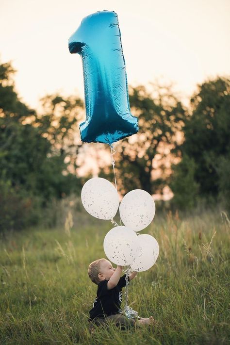 Cute Birthday Photoshoot, Cute Birthday Photoshoot Ideas, Vom Avea Un Copil, Birthday Photoshoot Ideas, Baby Birthday Photoshoot, Crafts For Preschoolers, Boys First Birthday Party Ideas, Boys 1st Birthday Party Ideas, 1st Birthday Pictures