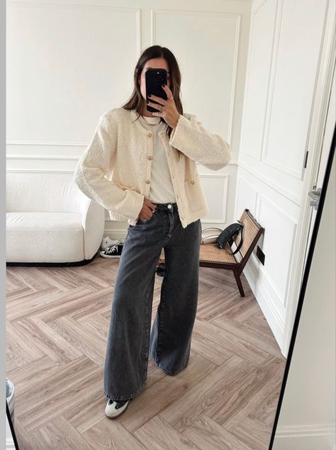 Cardigan Jeans Outfit, Wide Leg Black Jeans Outfit, Outfit Wide Leg Jeans, Cardigan Outfit Work, Cream Cardigan Outfit, Wide Leg Jeans Winter, Cardigan Chanel, Outfit Wide Leg, Wide Leg Jeans Outfits