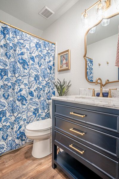 Southern Charm Wallpaper, Home Decor Ideas Southern, Southern Home Design Interior, Classy Southern Home Decor, Southern Charm Interior, Georgia Home Decor, Southern Prep Home Decor, Old Southern Decor, Southern Style Bathroom