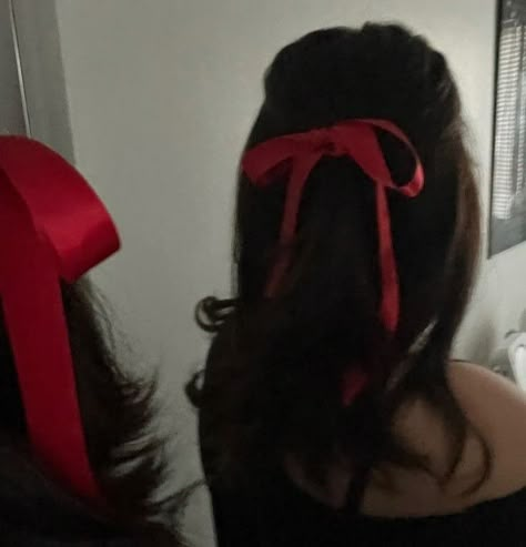 Red bow hairstyle aesthetic Snow White Aesthetic Disney, Modern Snow White Aesthetic, Cherry Girl Astethic, Princess Hairstyles Aesthetic, Disney Princesses Aesthetic, Apple White Aesthetic, Princess Aesthetic Dark, Fatima Core, Princess Pfp